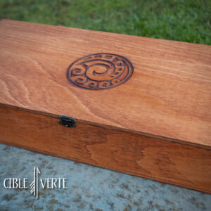 Carved Wooden Box for Axes - Gesneden houten doos voor bijlen - Coffret en bois sculpté pour haches