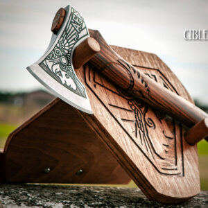 Carved Wooden Display for Axes and Hatchets - Présentoir en bois sculpté pour haches et hachettes - gesneden houten display voor bijlen en hakbijlen